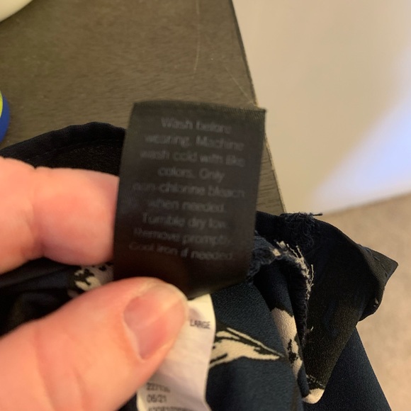 Simply Vera Vera Wang Navy Floral Blouse Size L - Picture 12 of 13